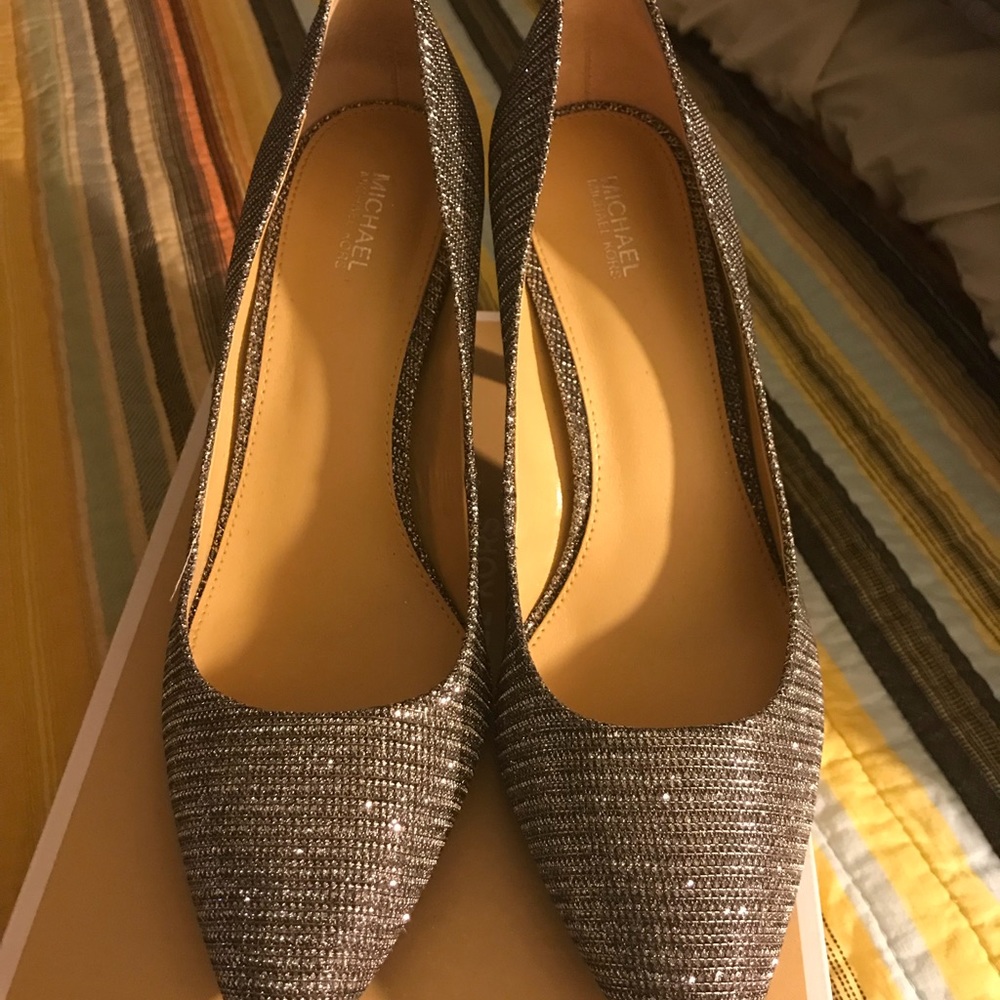 Michaels Kors Authentic mid pump